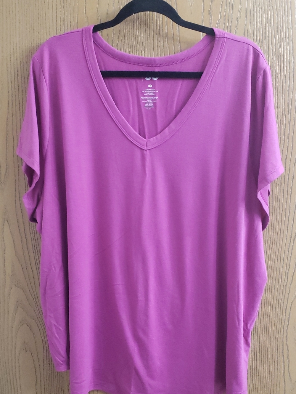 SO Women's V-Neck Short Sleeve Tee in Orchid